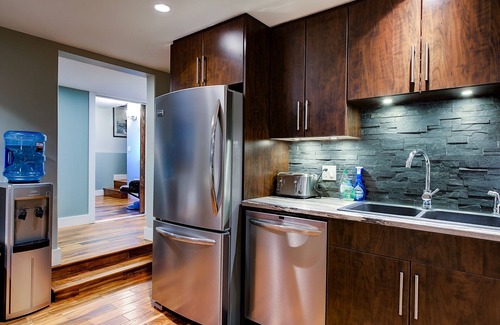 Winfield House | 5-star Okanagan Getaway Pet Friendly, large suite Relax and Enjoy - Licenced