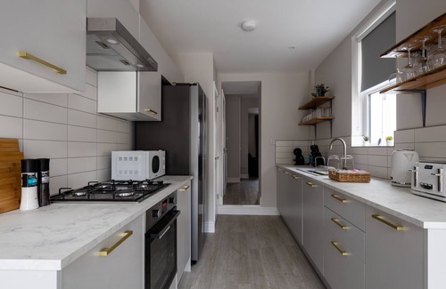 Canton House | 5 star rated, beautifully decorated spacious 3 bed house close to City Centre.