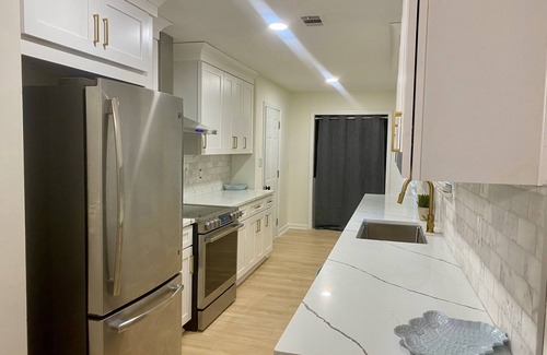 Jonesboro House | 5 Star Rated COZY Home close to ATL Airport - WiFi, Stocked Kitchen, Long Term
