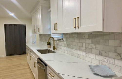 Jonesboro House | 5 Star Rated COZY Home close to ATL Airport - WiFi, Stocked Kitchen, Long Term