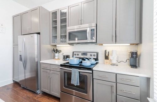 Barclay Downs Condo | 5 Star SouthPark Suite ~ King Bed~ Pool~ Gym~ FREE Parking~Long Term Welcome!