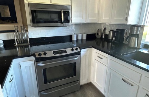 Oak Harbor House | 5 star Spectacular ocean view, sunsets, walk to beach, close to town