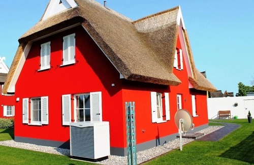 Ummanz House | 5 star vacation home close to the water, thatched roof, terrace, sauna, fireplace, WLAN, barbecue