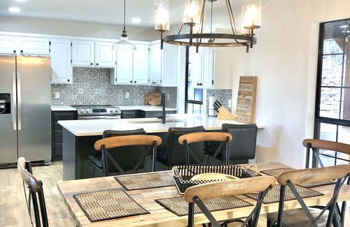 Lost Bridge Village House | 5 Star Views of Beaver Lake! Newly remodeled 4 Bdr, 2 master en-suite Huge Deck