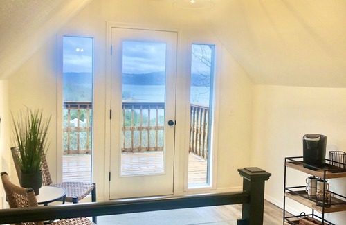 Lost Bridge Village House | 5 Star Views of Beaver Lake! Newly remodeled 4 Bdr, 2 master en-suite Huge Deck