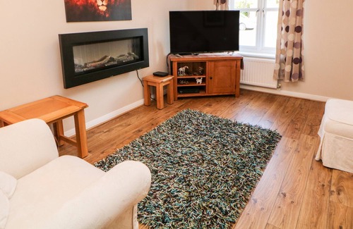 Rowsley House | 5 SUNNYBANK, family friendly, with a garden in Darley Dale