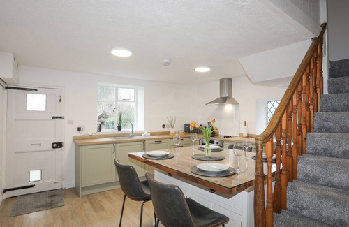 Llandwrog House | 5 THE CRESCENT, pet friendly, character holiday cottage in Caernarfon
