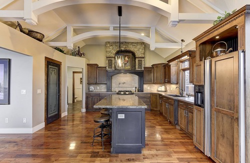 West Kelowna Estates House | 5 ⭐️ WEST KELOWNA OASIS-HEATED POOL, HOTTUB, KELOWNA VIEWS. FAMILY DISCOUNT