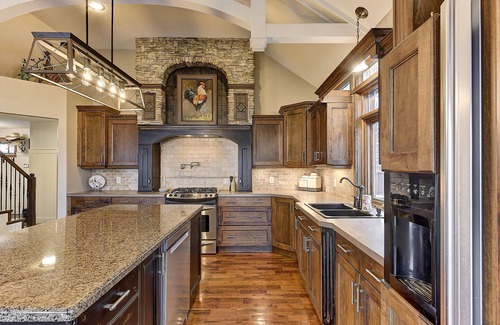 West Kelowna Estates House | 5 ⭐️ WEST KELOWNA OASIS-HEATED POOL, HOTTUB, KELOWNA VIEWS. FAMILY DISCOUNT