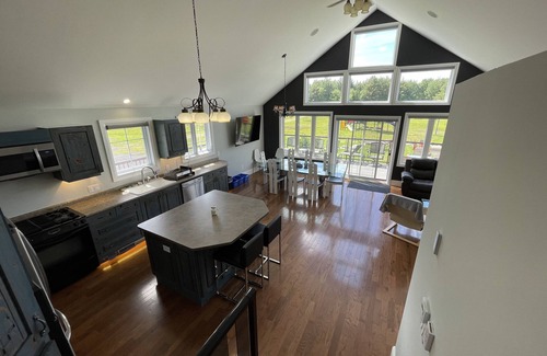 Gravenhurst House | 50 Acres Cottage 6 bedroom Home away from Home