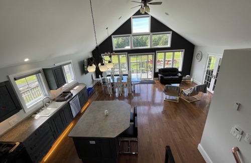 Gravenhurst House | 50 Acres Cottage 6 bedroom Home away from Home