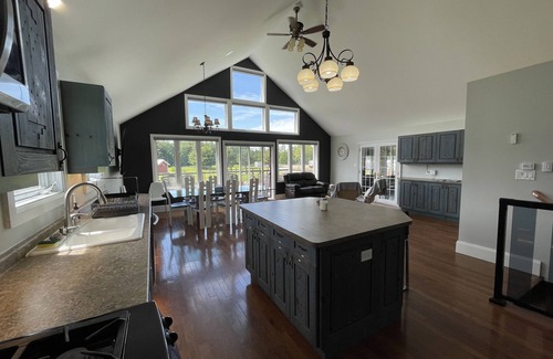 Gravenhurst House | 50 Acres Cottage 6 bedroom Home away from Home