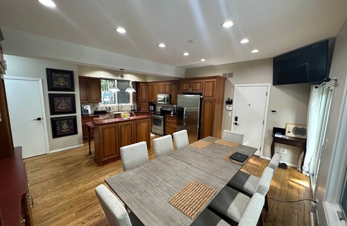 South Bend House | 50% Disc for next 3 Home Games! Waterfront Views Every Room 8 mins to Notre Dame