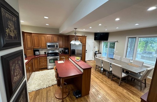 South Bend House | 50% Disc for next 3 Home Games! Waterfront Views Every Room 8 mins to Notre Dame