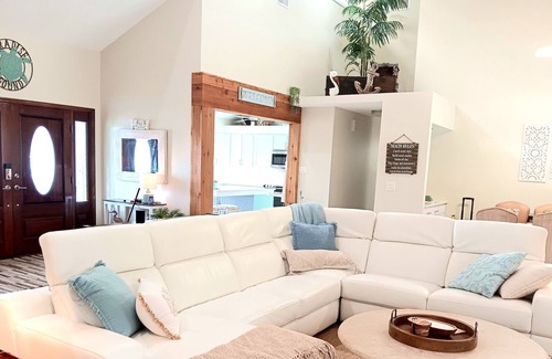 Hobe Sound House | 50% Jan. monthly rental. Close to Beach, Golfing, Shopping, and Dining.