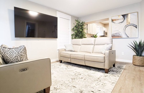 East Central House | 50% OFF PROMO-New Remodel Sugarhouse Gem+Fenced Yard+Spa+Gazebo+Fiber Internet!