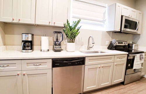 East Central House | 50% OFF PROMO-New Remodel Sugarhouse Gem+Fenced Yard+Spa+Gazebo+Fiber Internet!