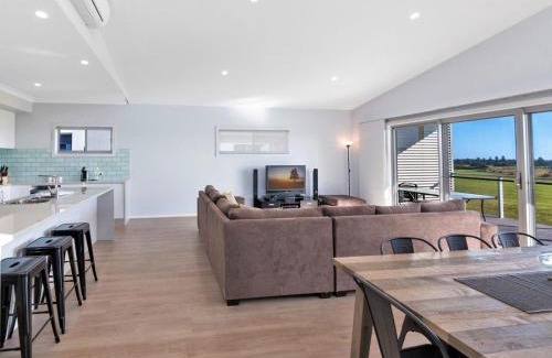 Carrickalinga House | 50 Turnberry Drive