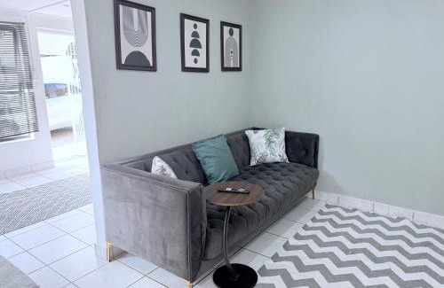 Parkwood Apartment | 500m from Rosebank Mall - Cottage on Bath