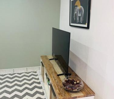 Parkwood Apartment | 500m from Rosebank Mall - Cottage on Bath