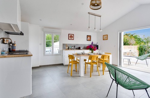 Barbatre Ski Chalet | 500m from the beach - House 6 adults & 1 child