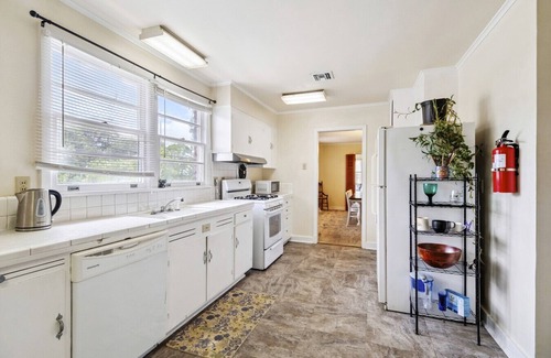 Carrollton House | 503 Lowerline St New Orleans LA