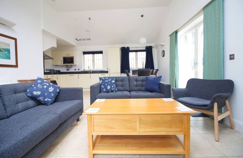 Constantine Bay House | 50m from the beach, dog friendly with patio garden