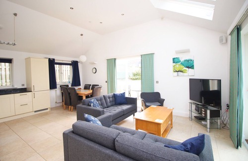 Constantine Bay House | 50m from the beach, dog friendly with patio garden