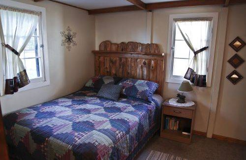 Carp Lake Cabin | 52 m² Cabin ∙ 2 bedrooms ∙ 6 guests