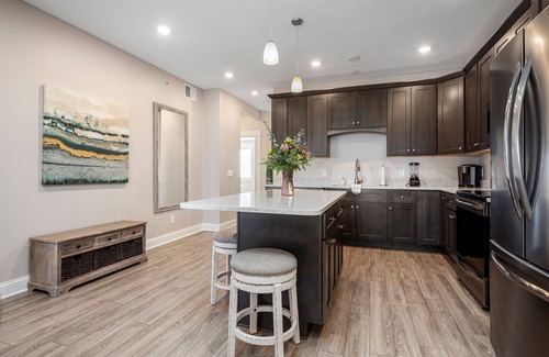 Traverse City Condo | ♛ 539 Bay St ⁀➷ Luxury Downtown 2BDR Lake View Penthouse Condo steps to Beach!