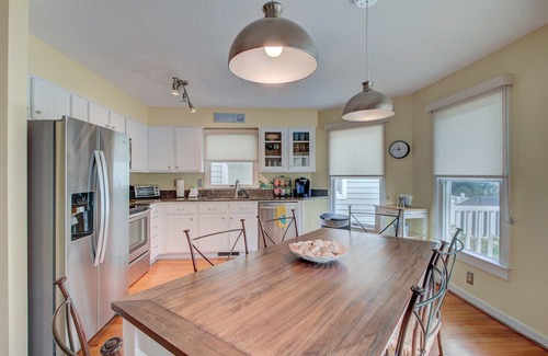 Pelican Bay House | 54 Pelican Bay by AvantStay | Steps from Beach + Community Pool