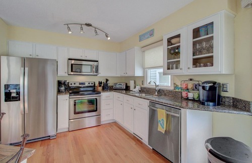 Pelican Bay House | 54 Pelican Bay by AvantStay | Steps from Beach + Community Pool
