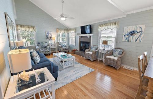 Pelican Bay House | 55 Pelican Bay by AvantStay Easy Beach Access Shared Pool Lagoon Fishing