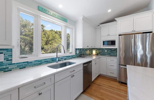 Pelican Bay House | 55 Pelican Bay by AvantStay | Easy Beach Access, Shared Pool, Lagoon Fishing