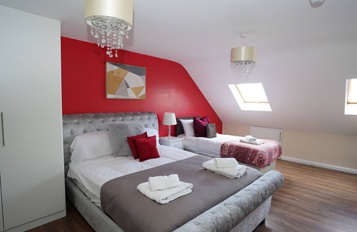 Heston West House | 59B Comfortable Home Sleeps 8