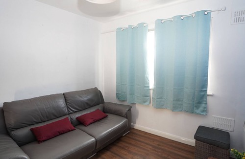 Heston West House | 59B Comfortable Home Sleeps 8