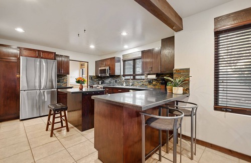 Santa Fe House | 5bd, 3.5bath home - family & pet friendly,11 min to downtown area, fireplaces