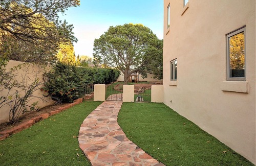 Santa Fe House | 5bd, 3.5bath home - family & pet friendly,11 min to downtown area, fireplaces