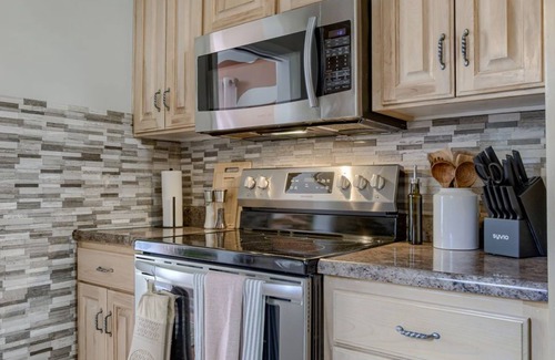 Westside House | 5BD Charming Home - Pool Table & Backyard