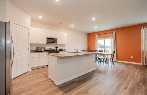 Wilmington House | 5BR/3B, Sleeps 13, Pets+, Garage - Orange