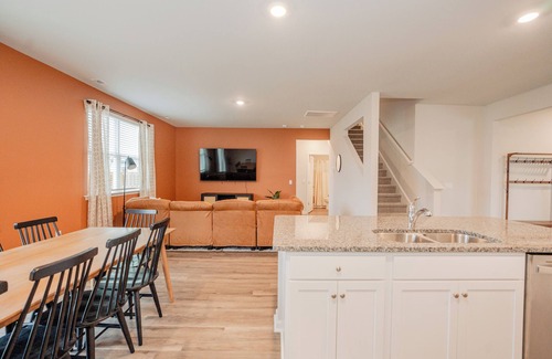 Wilmington House | 5BR/3B, Sleeps 13, Pets+, Garage - Orange