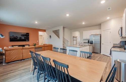 Wilmington House | 5BR/3B, Sleeps 13, Pets+, Garage - Orange