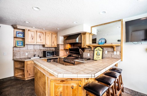 Granite House | 5br/3ba/2 kitchen Home + Private Pool & Hottub Just 8 Miles From Snowbird & Alta