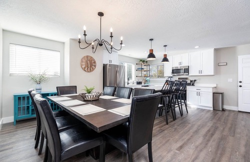 Granite House | 5br/3ba/2 kitchen Home + Private Pool & Hottub Just 8 Miles From Snowbird & Alta
