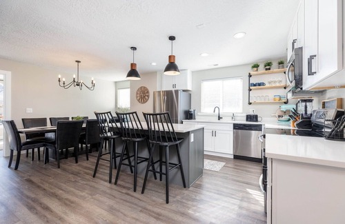 Granite House | 5br/3ba/2 kitchen Home + Private Pool & Hottub Just 8 Miles From Snowbird & Alta