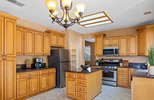 Riverside House | 5BR/3BA | Queen Beds | Family Home in Riverside