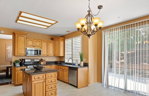 Riverside House | 5BR/3BA | Queen Beds | Family Home in Riverside