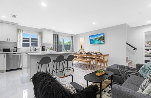 Midway City House | 5BR 4.5BA! SLEEPS 18! GAMES! LITTLE SAIGON! CLOSE TO DISNEY & OC BEACHES