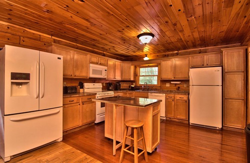 White Haven House | 5BR 4BA Sleeps 20 Bachelor Parties And Family Reunions. Free WIFI Secluded!