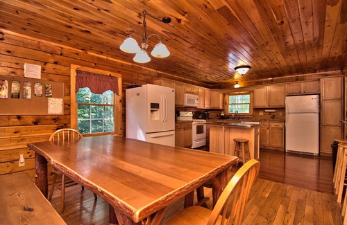 White Haven House | 5BR 4BA Sleeps 20 Bachelor Parties And Family Reunions. Free WIFI Secluded!